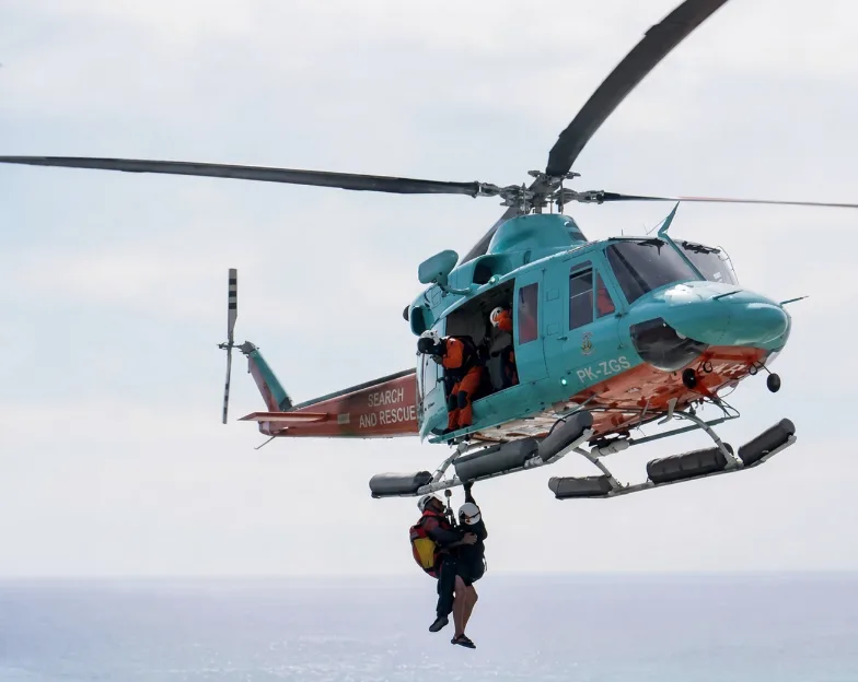 Terjebak di Tebing Pantai Saat Liburan di Bali, 2 Turis Rusia Dievakuasi Helikopter Basarnas