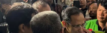 Nadiem Makarim menyempatkan diri merangkul sejumlah sopir ojek online (ojol) yang hadir memberikan dukungan moral. (Instagram/nadiemmakarim)