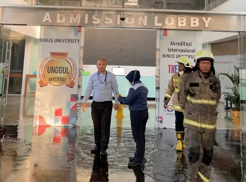 Kebakaran Auditorium Kampus Binus Kebon Jeruk, 12 Mobil Damkar Dikerahkan