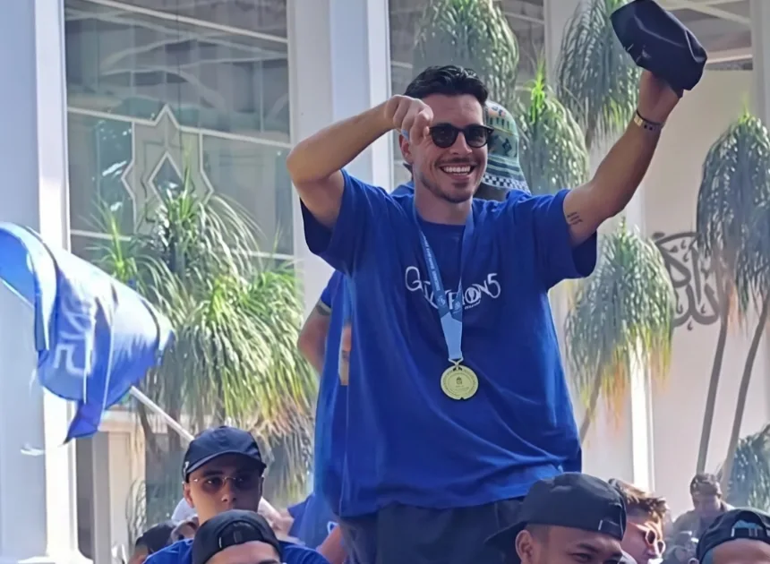 Bandung Lautan Biru, Ribuan Bobotoh Tumpah Ruah di Konvoi Hattrick Juara Persib
