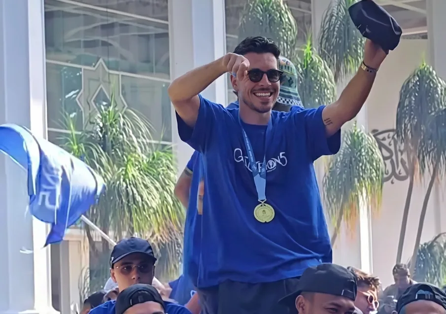 Bandung Lautan Biru, Ribuan Bobotoh Tumpah Ruah di Konvoi Hattrick Juara Persib