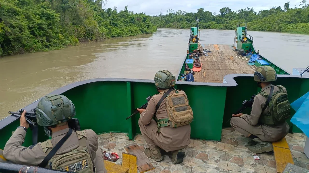Satgas Damai Cartenz Kawal 6 Kapal Logistik BBM Dan Sembako Pasca Diserang KKB