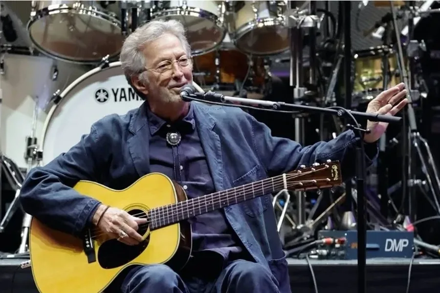 Kena Lemparan Piringan Hitam, Eric Clapton Langsung Hentikan Konsernya