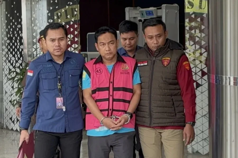 Kejagung Serahkan Tersangka Hery Susanto Ke Kejari