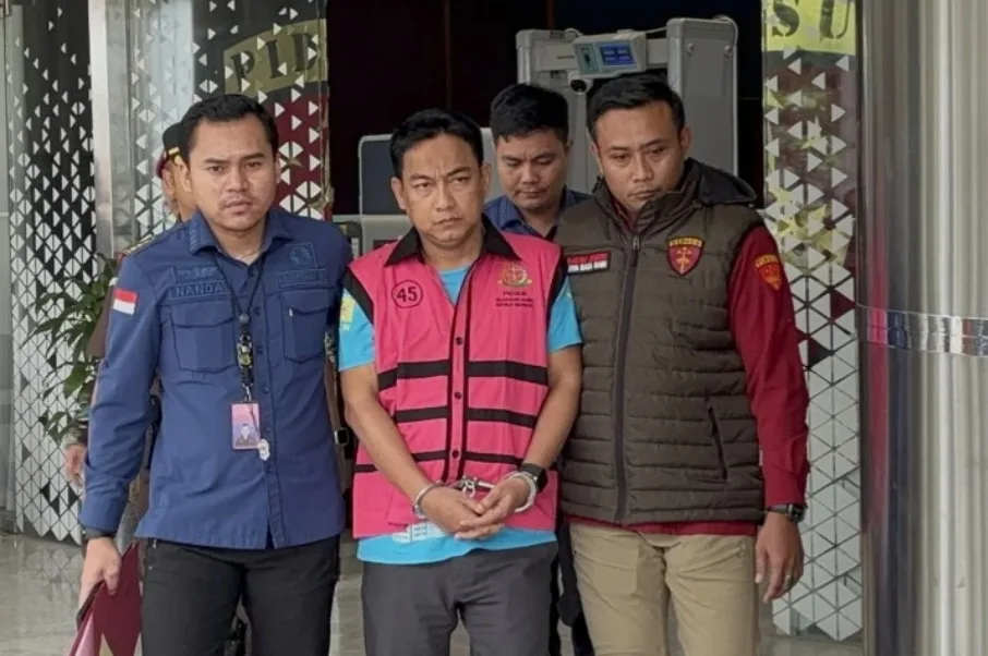 Kejagung Serahkan Tersangka Hery Susanto Ke Kejari