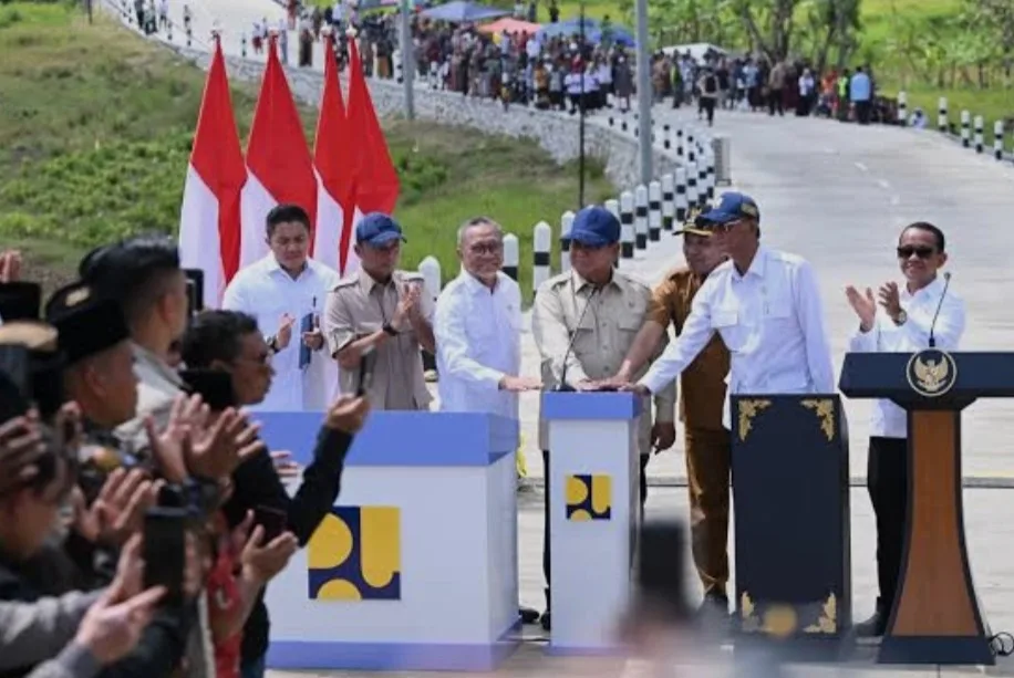 Prabowo Resmikan Jalan Daerah 1.151 KM, Minta Biaya Angkut Turun