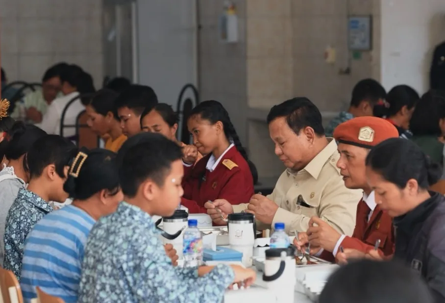 Kedua Kalinya Presiden Prabowo Pertontonkan Santap MBG Bareng Pelajar