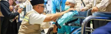 Menteri Haji dan Umrah Mochamad Irfan Yusuf melepas kepulangan perdana jemaah haji Indonesia ke Tanah Air di Bandara Internasional King Abdul Aziz, Jeddah. (Instagram/kantorurusanhaji)
