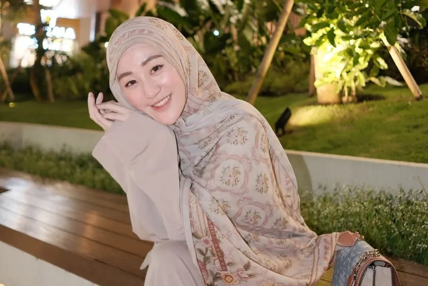 Larissa Chou Gugat Cerai Ikram Rosadi