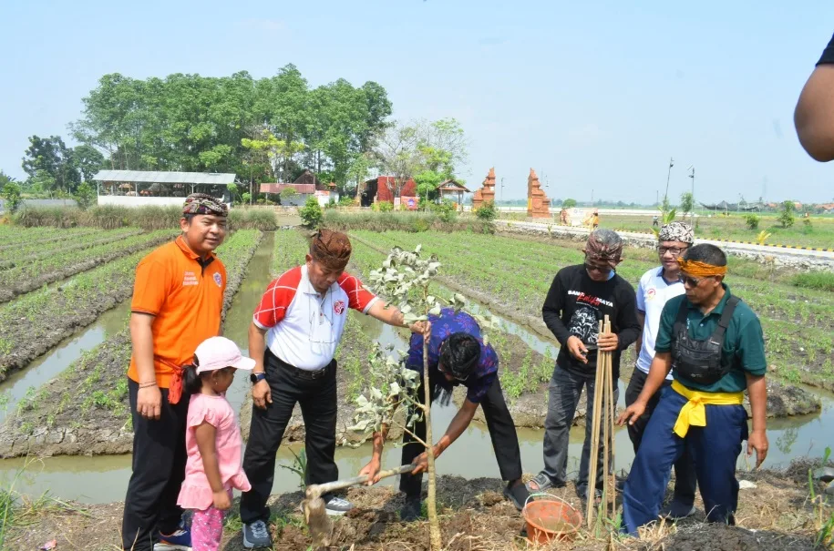 Tanam 300 Bibit Pohon, Prajaniti Tutup Rangkaian Syukuran 58 Tahun