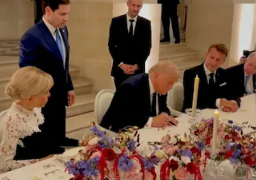 Didepan Macron, Trump Teken MoU Damai dengan Iran