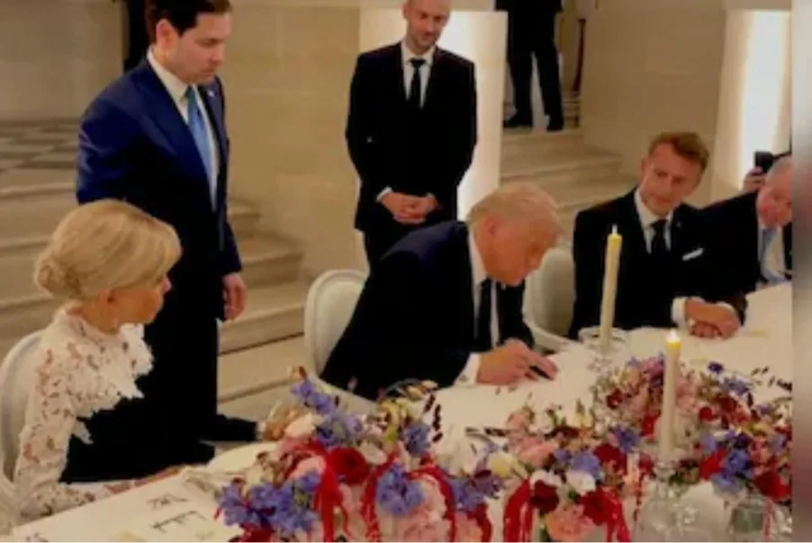 Didepan Macron, Trump Teken MoU Damai dengan Iran