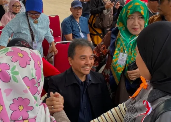 Sidang Perdana Gugatan Ijazah Palsu Jokowi, Roy Suryo Semangati Dokter Tifa
