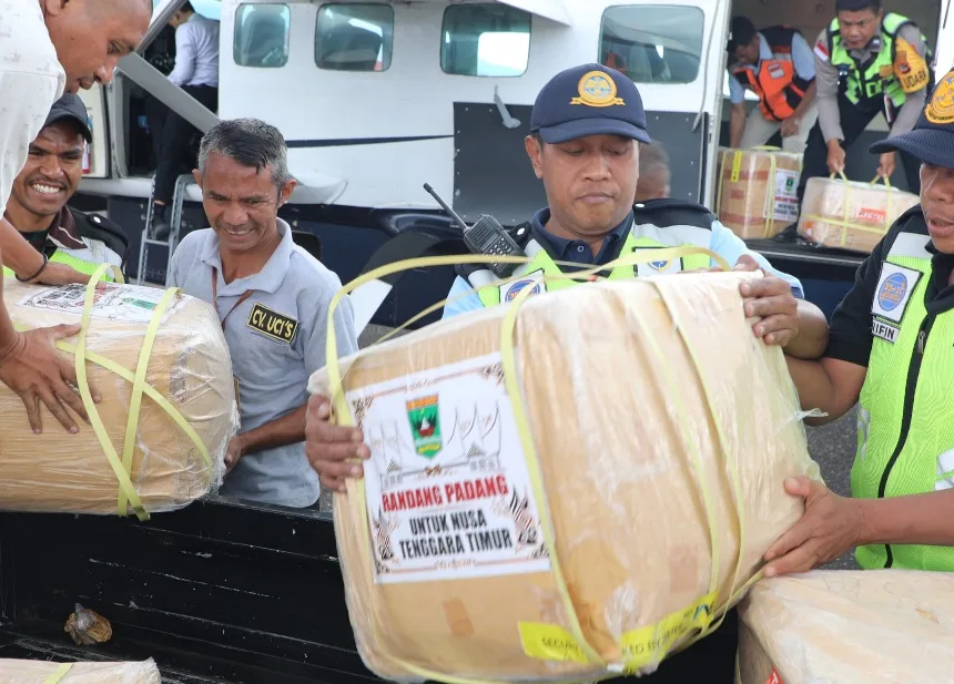 Pemprov Sumbar Sumbang 2,2 Ton Rendang Bagi Korban Gempa NTT