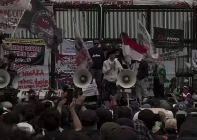 Demo di DPR, Massa Desak RUU Perampasan Aset Segera Diketok