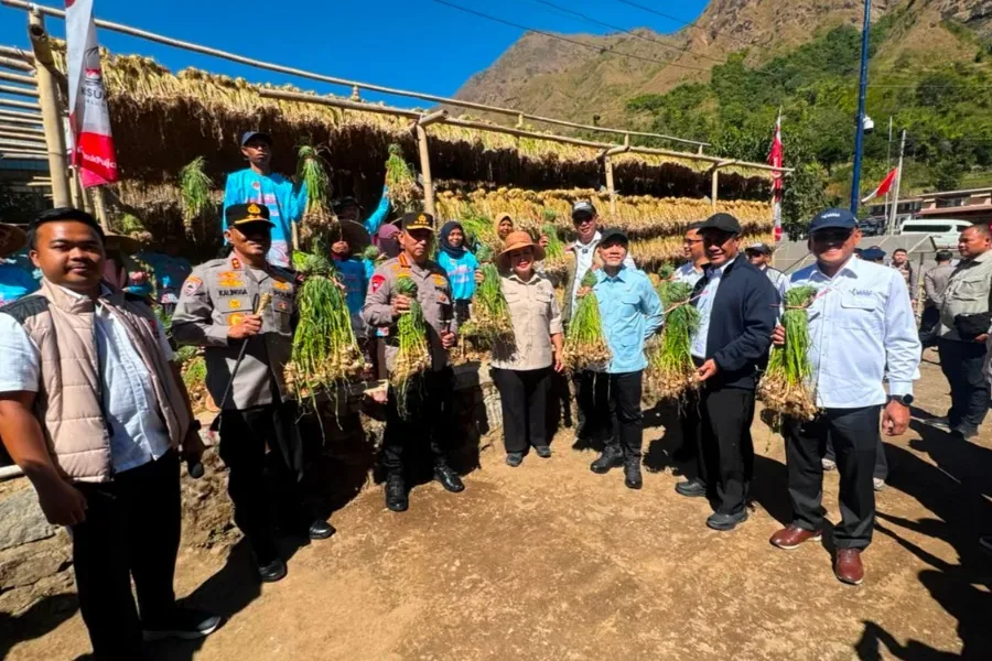Rekor MURI, Kapolri Tanam Bawang Putih Serentak Di Lahan Terluas