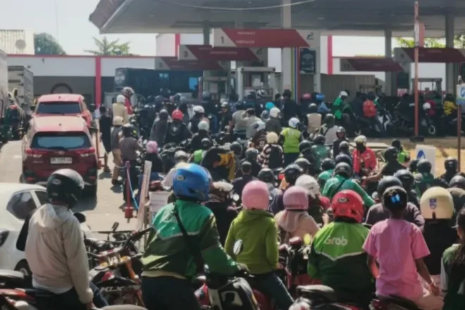 Antrean BBM Parah Di Makassar, Anak Sekolah Daring, ASN WFH