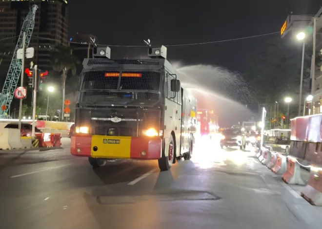 Brimob Semprot Jalan dan Bagikan Masker Antisipasi Abu Vulkanik Anak Krakatau