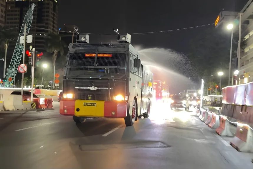 Brimob Semprot Jalan dan Bagikan Masker Antisipasi Abu Vulkanik Anak Krakatau