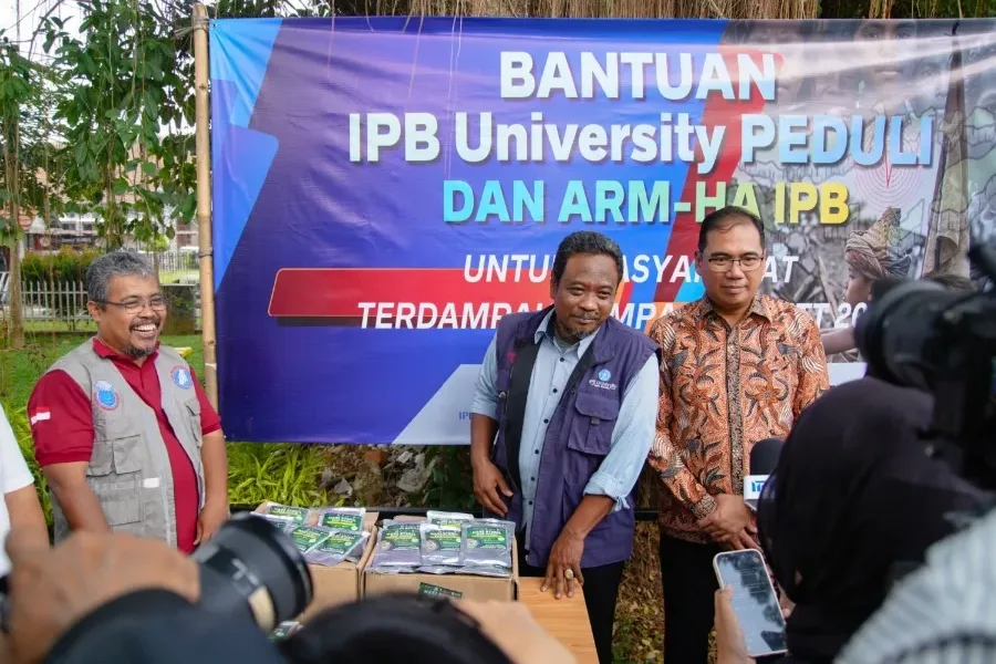 IPB University Dan Relawan Alumni IPB Kirim Bantuan 6.350 Nasi Steril Siap Makan Bagi Korban Gempa NTT