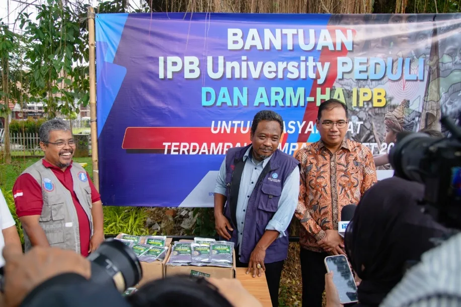 IPB University Dan Relawan Alumni IPB Kirim Bantuan 6.350 Nasi Steril Siap Makan Bagi Korban Gempa NTT