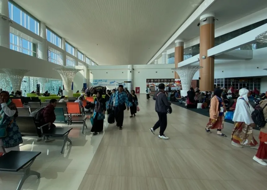 Bandara Soetta Tutup Erupsi Anak Krakatau, Jamaah Umrah Mendarat Melalui Bandara Kertajati
