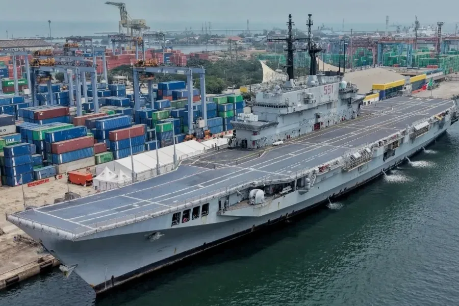 Kapal Induk Giuseppe Garibaldi Tiba Di Jakarta