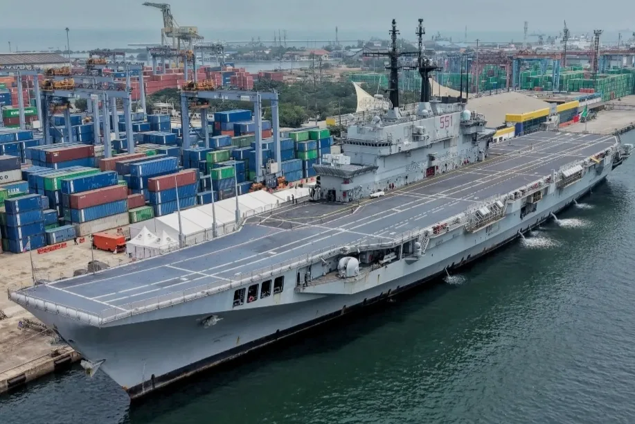 Kapal Induk Giuseppe Garibaldi Tiba Di Jakarta