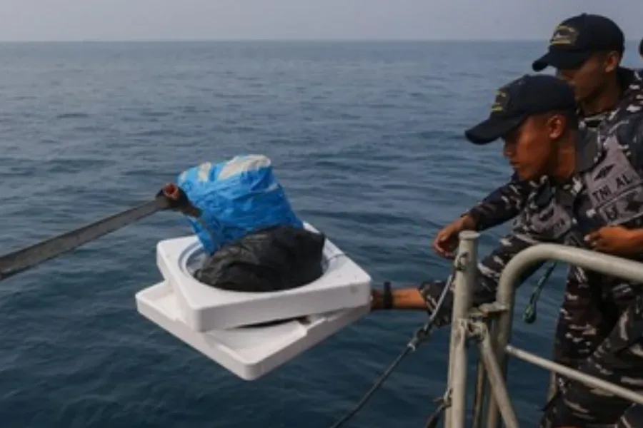 Cari 8 Orang Hilang di Anak Krakatau, Tim SAR Temukan Terpal hingga Galon