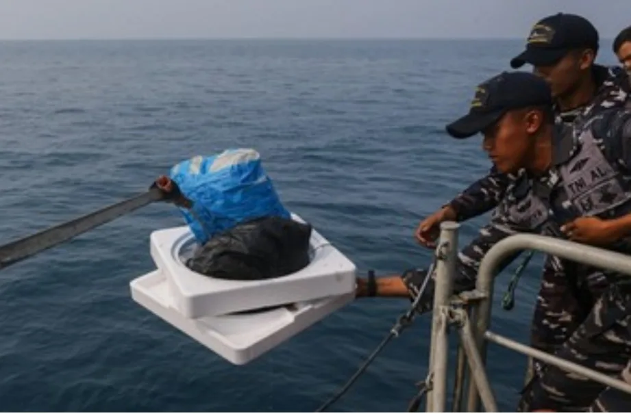 Cari 8 Orang Hilang di Anak Krakatau, Tim SAR Temukan Terpal hingga Galon
