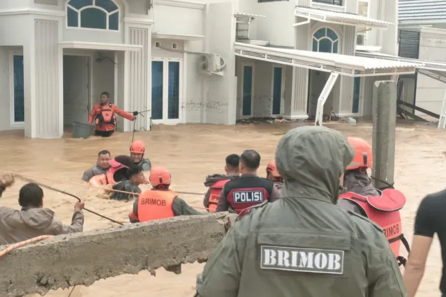 Banjir Padang, Personel Brimob Dikerahkan Evakuasi Ratusan Warga Terdampak