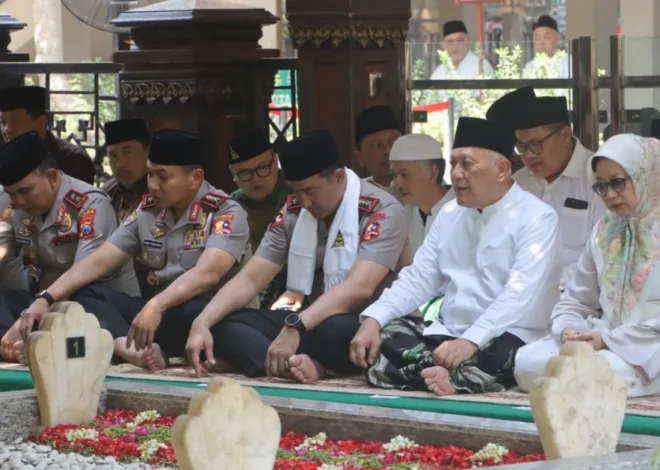 Kapolri Suyudi Silaturahmi Ponpes Tebuireng dan Ziarah Makam Gus Dur