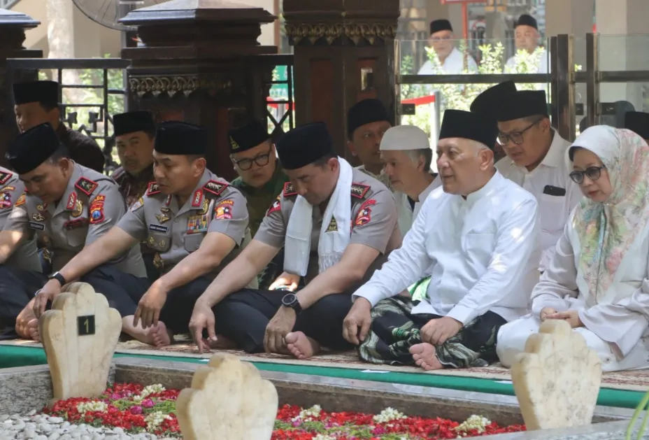 Kapolri Suyudi Silaturahmi Ponpes Tebuireng dan Ziarah Makam Gus Dur