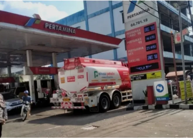Bali Alami Kelangkaan BBM Parah, Antrian Kendaraan SPBU Klungkung Bali Berjam-jam