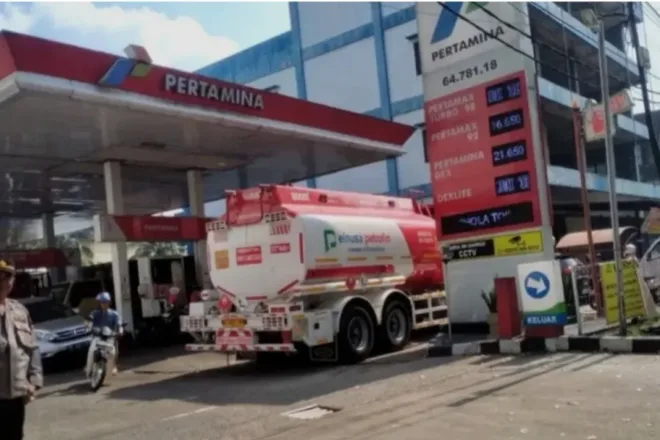 Bali Alami Kelangkaan BBM Parah, Antrian Kendaraan SPBU Klungkung Bali Berjam-jam