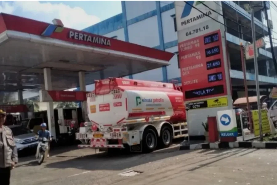 Bali Alami Kelangkaan BBM Parah, Antrian Kendaraan SPBU Klungkung Bali Berjam-jam