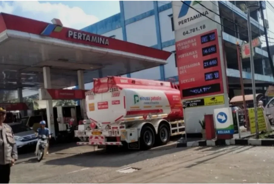 Bali Alami Kelangkaan BBM Parah, Antrian Kendaraan SPBU Klungkung Bali Berjam-jam