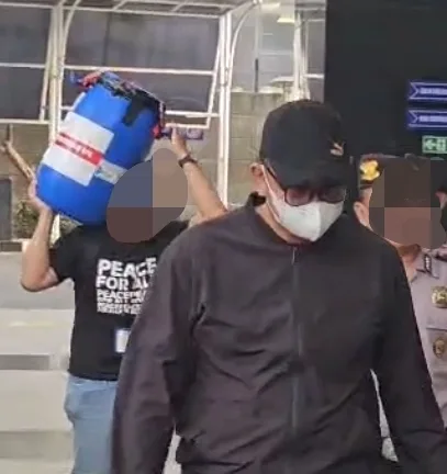 Bupati Klaten Tiba Di KPK, Tong Biru Ikut Dibawa, Untuk Apa?