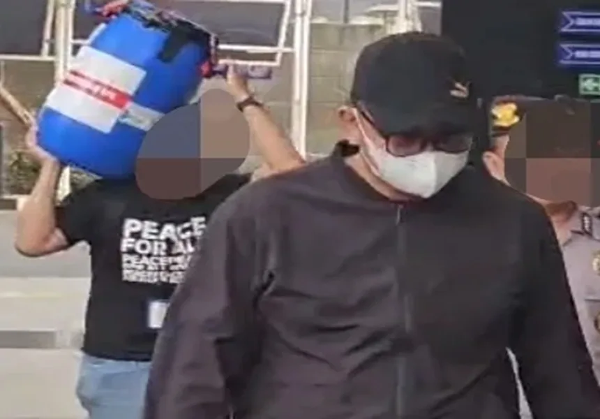 Bupati Klaten Tiba Di KPK, Tong Biru Ikut Dibawa, Untuk Apa?