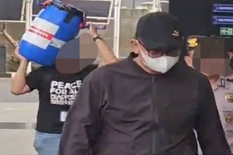 Bupati Klaten Tiba Di KPK, Tong Biru Ikut Dibawa, Untuk Apa?